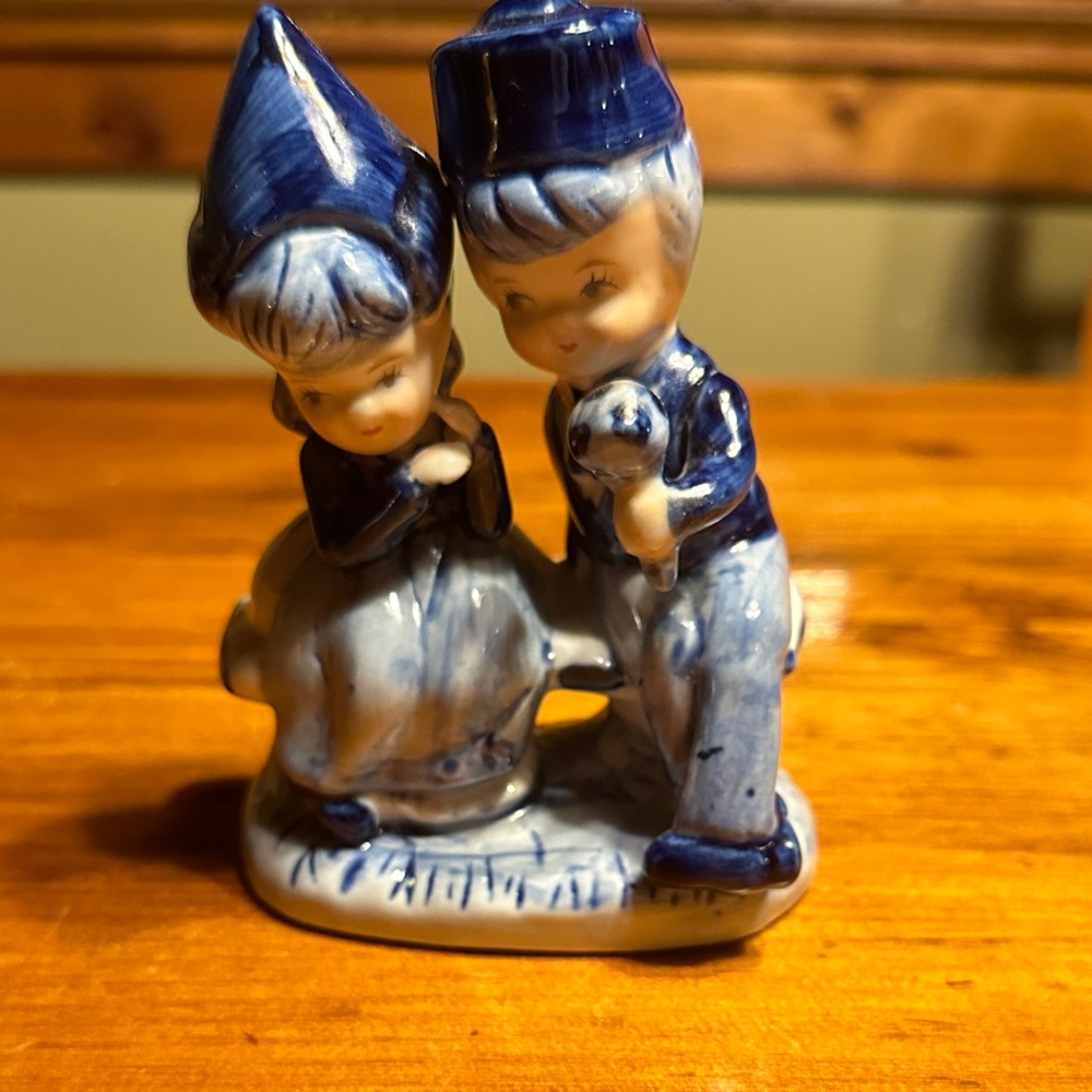 Delft Blue figurine boy and girl on bench